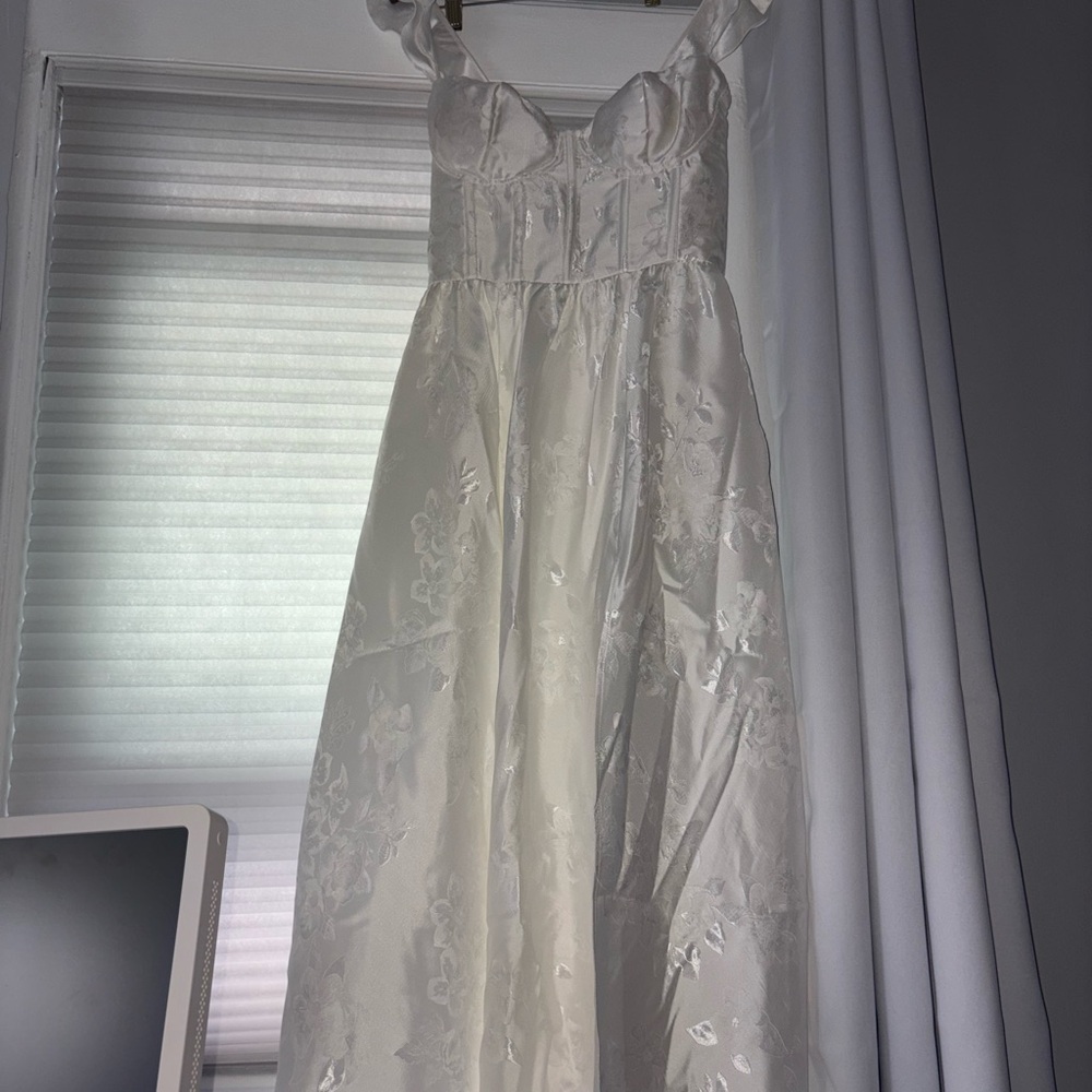 V. Chapman White Midi Dress with Sweetheart Bodice and Front Slit - Picture 3 of 4
